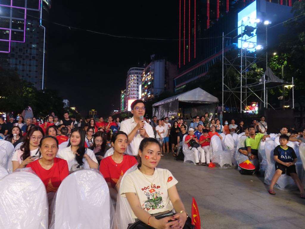 Khán giả hào hứng đặt câu hỏi cho các thành viên đoàn phim 