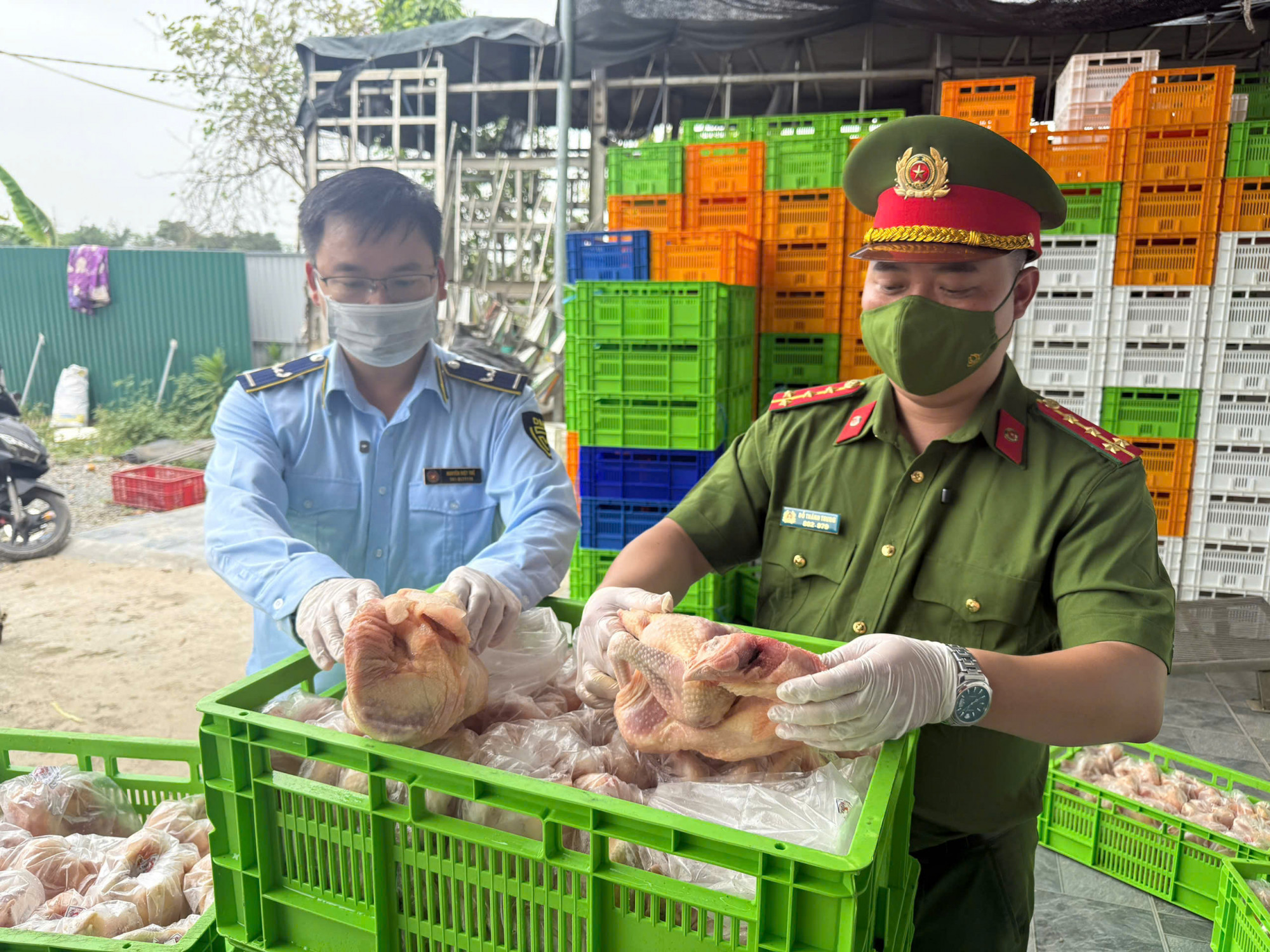 Số hàng hóa bị lực lượng chức năng phát hiện có dấu hiệu bị hư hỏng - Ảnh: Chi cục QLTT thành phố Hà Nội