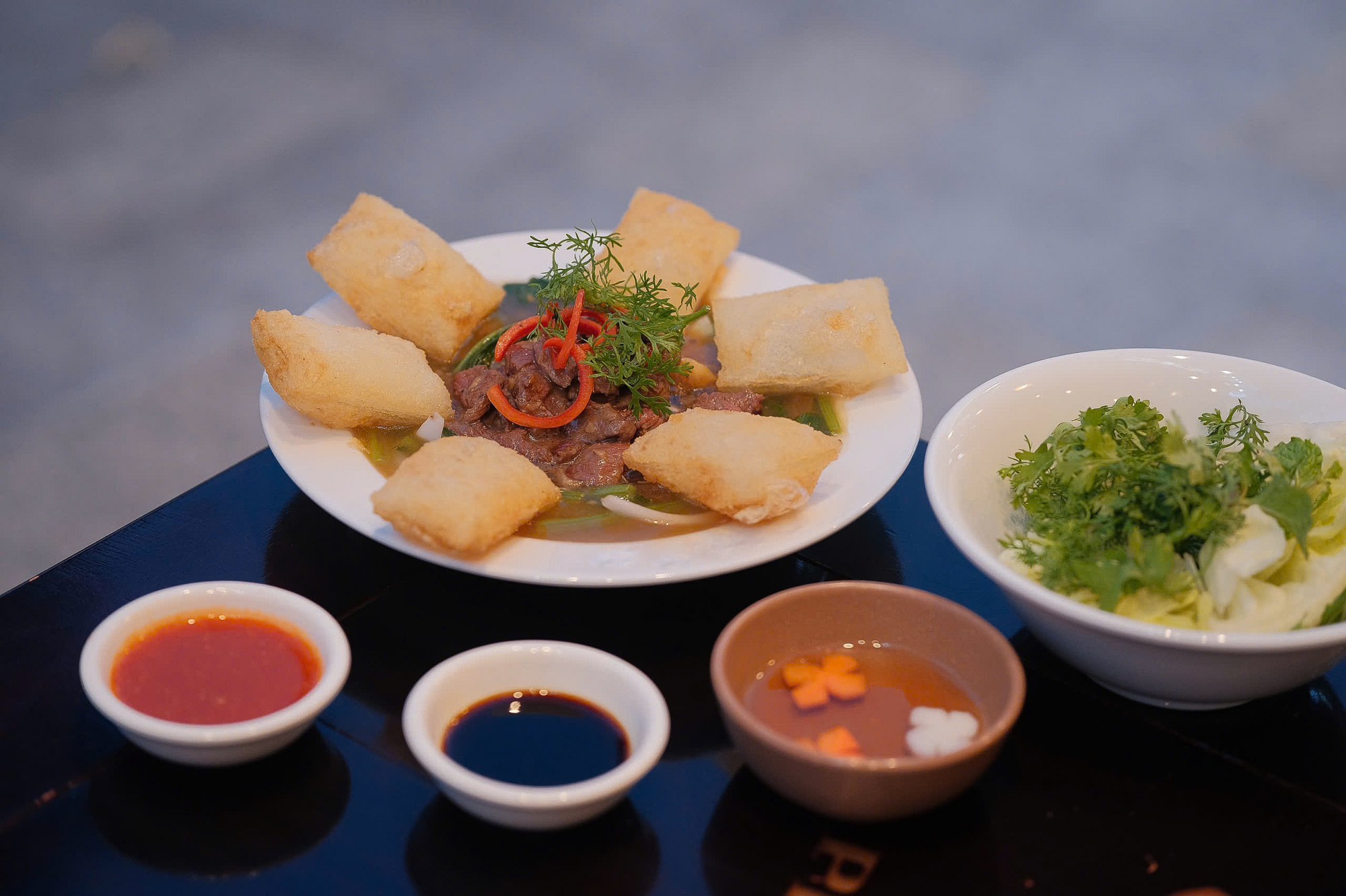 Mỗi món phở phục vụ trong khung giờ từ chiều tối đến sáng hôm sau được chế biến cầu kì cùng hương vị nguyên bản.