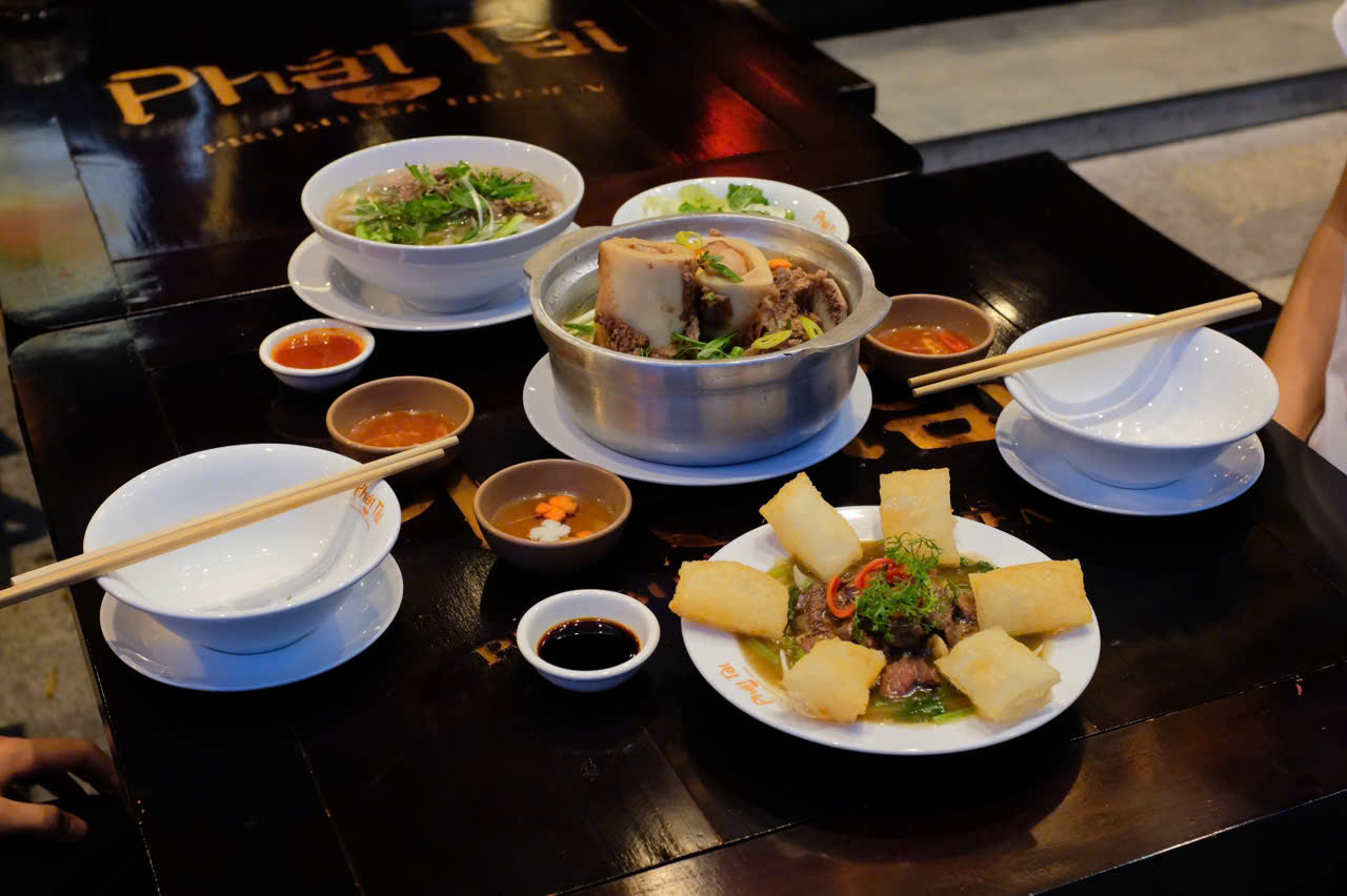 Thực đơn tại đây phong phú với gần 20 loại phở: tái, nạm, gầu, gân, đuôi bò, xốt vang... Nếu không thích phở nóng, bạn có thể chọn phở cuốn với bánh phở tươi mềm, dai vừa phải, cuốn cùng nhân thịt bò xào tươi ngon - Ảnh: Giang Vũ.