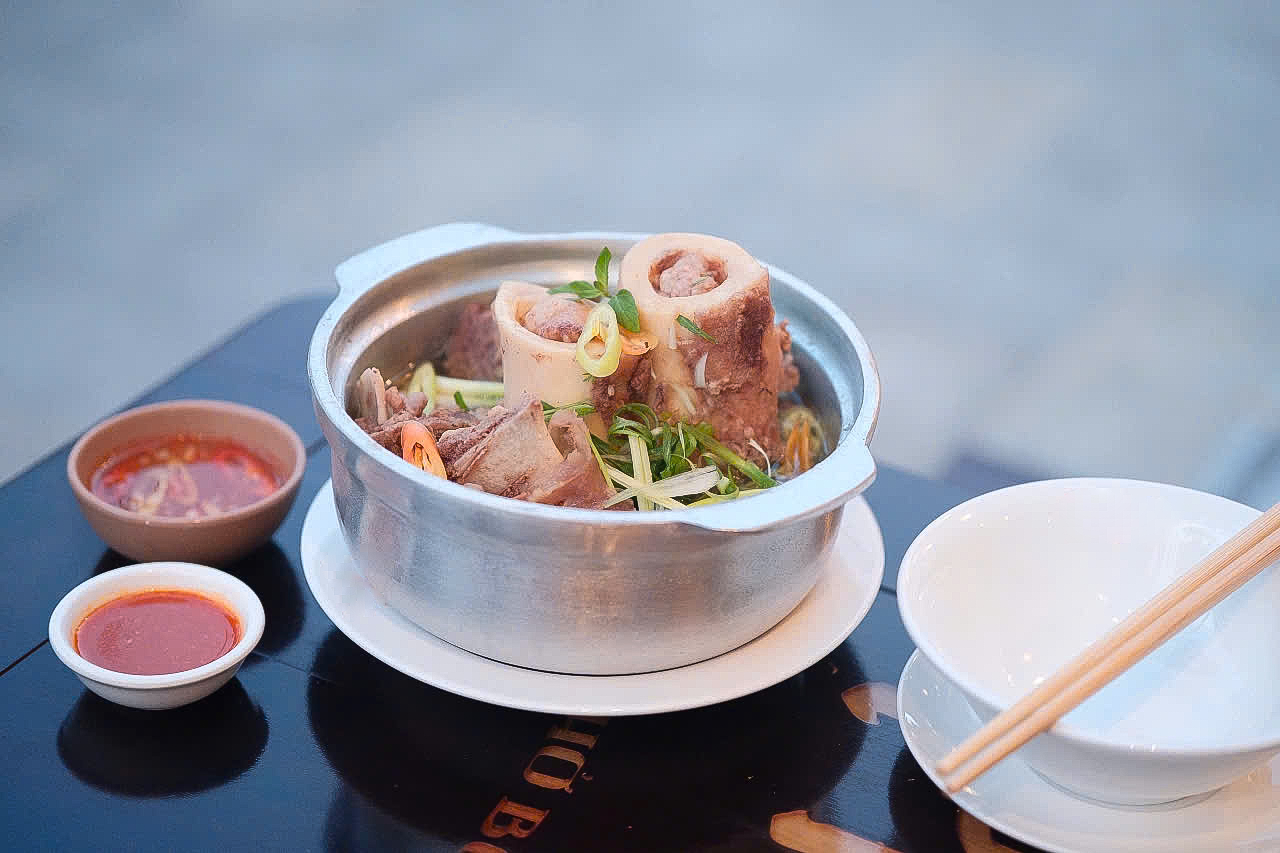Nếu muốn xì xụp bữa khuya mà lo lắng tăng cân, bạn có thể gọi một phần xí quách bò ăn kèm nước chấm pha chế riêng, tạo nên hương vị đặc trưng cho quán. Theo kinh nghiệm của nhiều thực khách, nơi nào có xí quách ngon thì nước dùng phở cũng đạt độ đậm đà, trọn vị. Giá các món phở từ 70.000 đồng, các món đồ uống từ 5.000 đồng - Ảnh: Giang Vũ