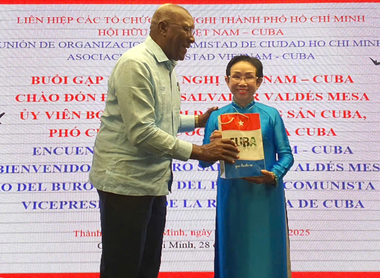Phó Chủ tịch nước Cộng hòa Cuba, ông Salvador Valdes Mesa, gửi món quà lưu niệm đến  Tiến sĩ Trương Thị Hiền
