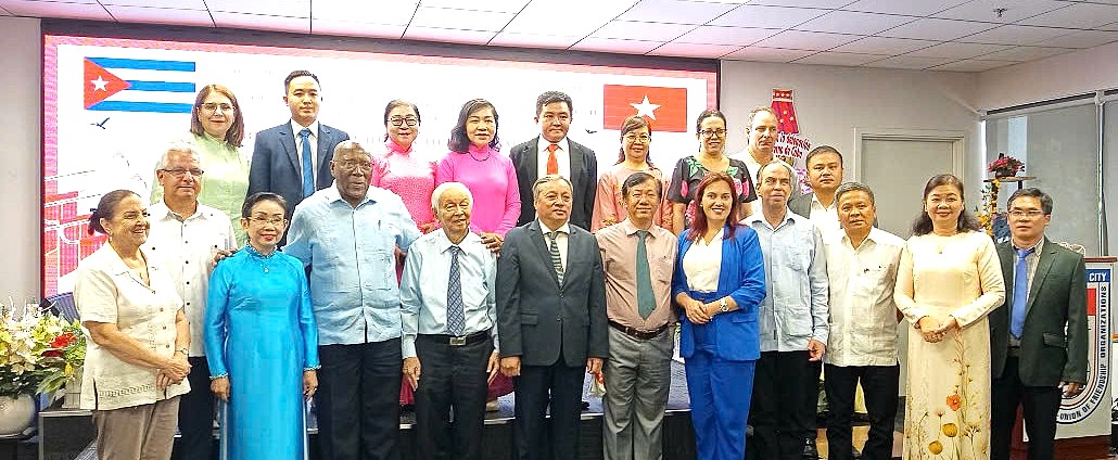 Ông Salvador Valdes Mesa - Ủy viên Bộ Chính trị đảng Cộng sản Cuba, Phó Chủ tịch nước Cộng hòa Cuba - cùng đoàn đại biểu Cuba chụp ảnh lưu niệm với HUFO và và Hội hữu nghị Việt Nam-Cuba 
