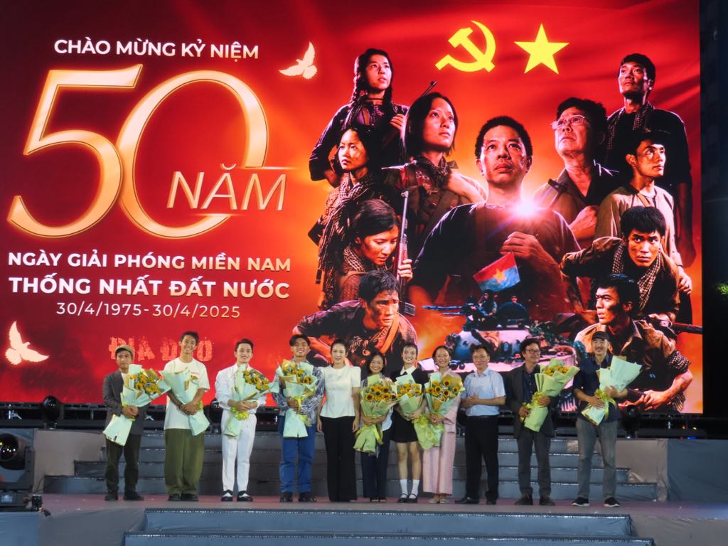 Phó Giám đốc Sở Văn Hóa Thể Thao TPHCM tặng hoa cho ê kíp đoàn phim 