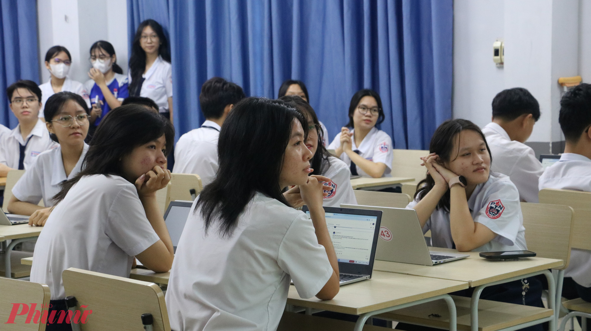 Học sinh Trường THPT Phú Nhuận trong một tiết học số - Ảnh: Trang Thư