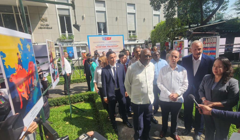 Phó Chủ tịch nước Nguyễn Thị Ánh Xuân, Phó Chủ tịch nước Cộng hòa Cuba Salvador Valdes Mesa và Đại sứ Đặc mệnh toàn quyền nước Cộng hòa Cuba tại Việt Nam Rogelio Polanco Fuentes tham quan triển lãm và trả lời câu hỏi từ truyền thông Cuba