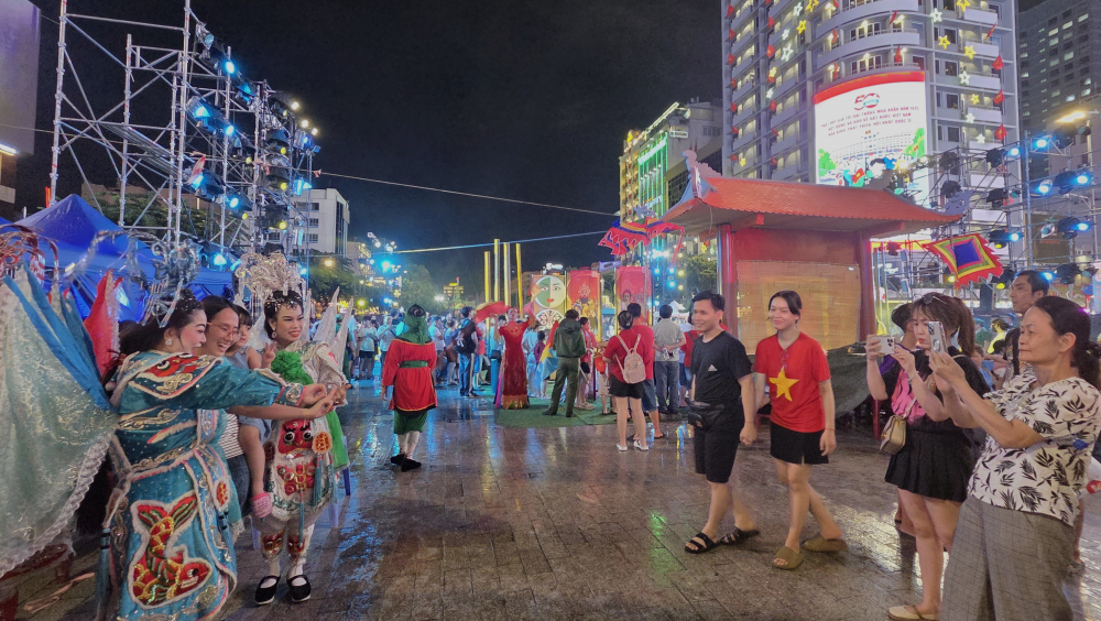 Người dân chụp ảnh lưu niệm cùng các nghệ sĩ hát bội.