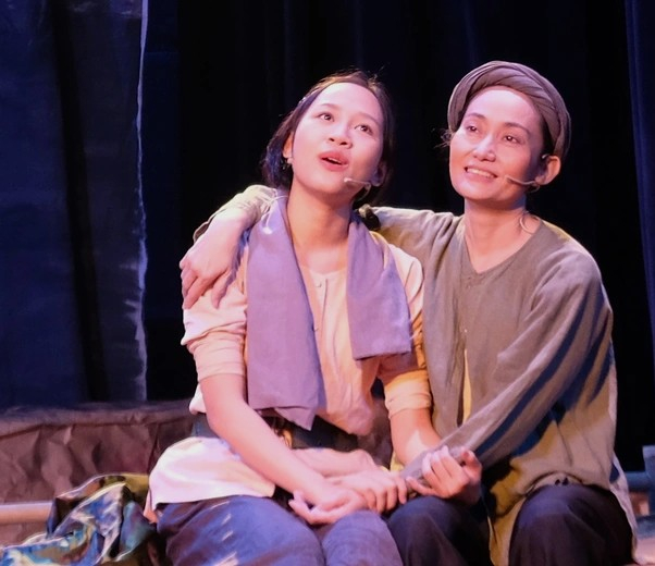 NSƯT Hạnh Thúy (phải) là đạo diễn và tham gia 1 vai trong vở Những cánh hoa trinh trắng - Ảnh: Linh Đoan