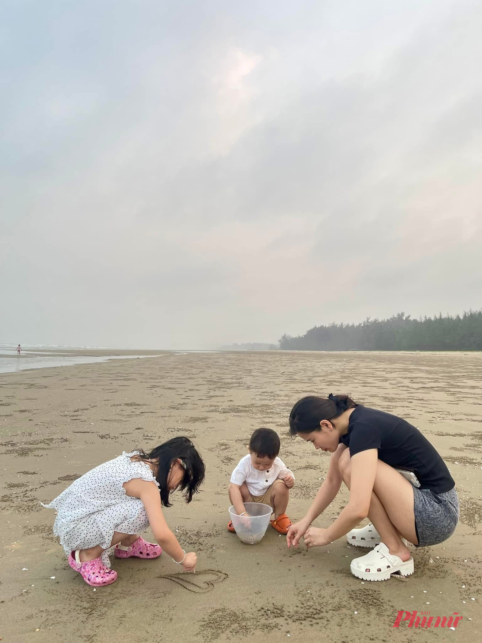 Các con chơi đùa hồn nhiên bên bờ biển vắng