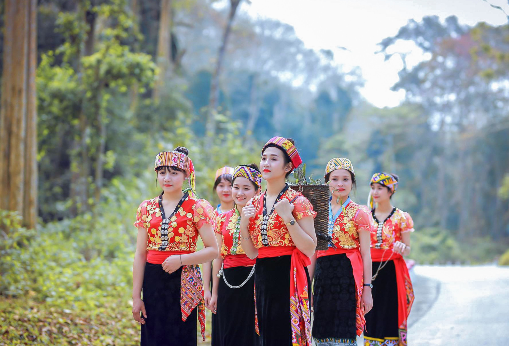 Những thiếu nữ ghi lại những khoảnh khắc đẹp ở rừng săng lẻ trong trang phục người Thái - Ảnh: Mỹ Trinh
