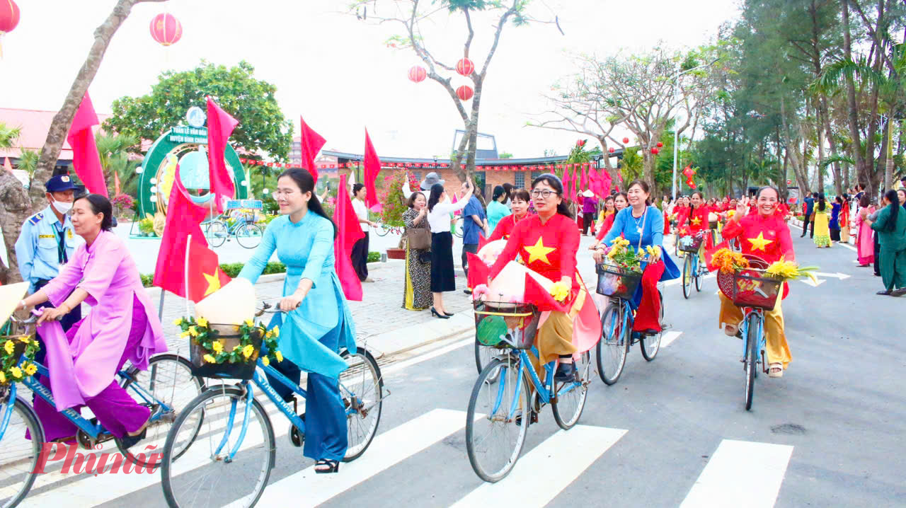 Cán bộ, phụ nữ thướt tha trong tà áo dài diễu hành với xe đạp