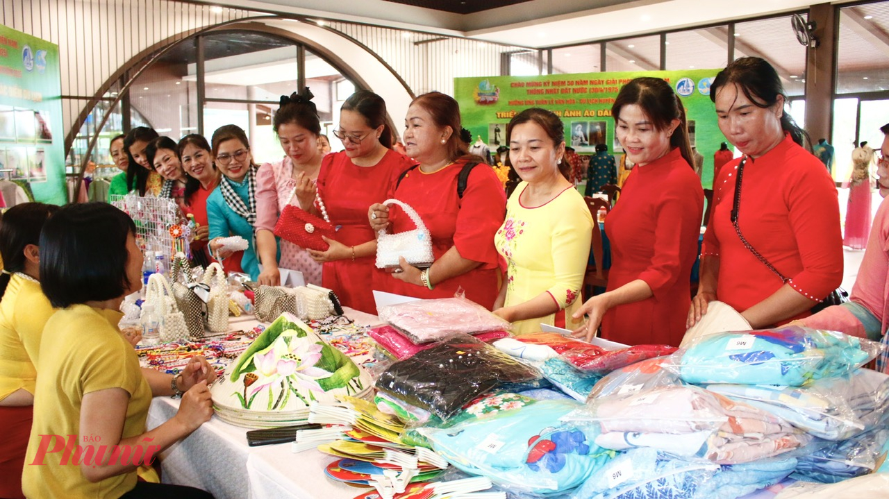 Trong chương trình còn có các hoạt động may áo dài, trưng bày các sản phẩm khởi nghiệp với 17 mặt hàng thu hút hơn 1000 lượt khách tham quan, mua sắm