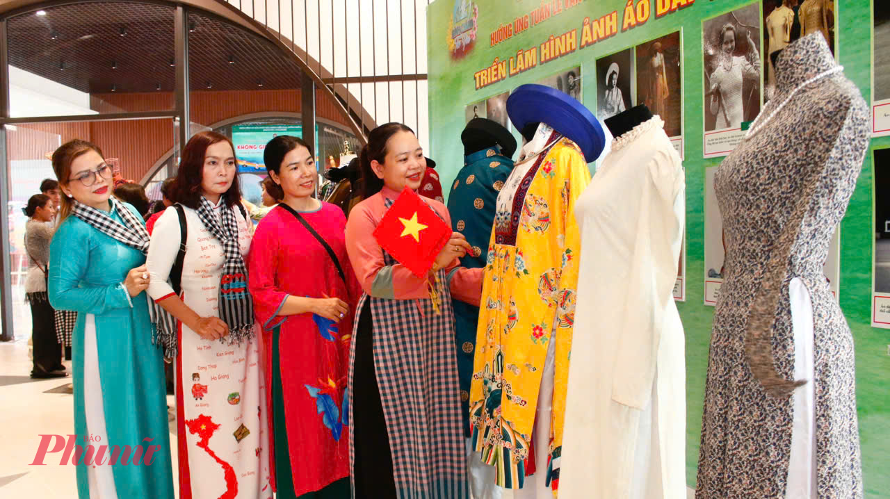 Bà Tô Thị Kim Anh – Chủ tịch Hội LHPN huyện Bình Chánh (bìa phải) cùng các chị phụ nữ tham quan triển lãm áo dài qua các thời kì