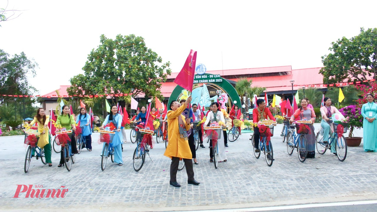 Lãnh đạo huyện Bình Chánh thực hiện nghi thức phất cờ, chính thức khởi động chương trình diễu hành áo dài với xe đạp  với chủ đề “Bình Chánh tôi yêu” năm 2025