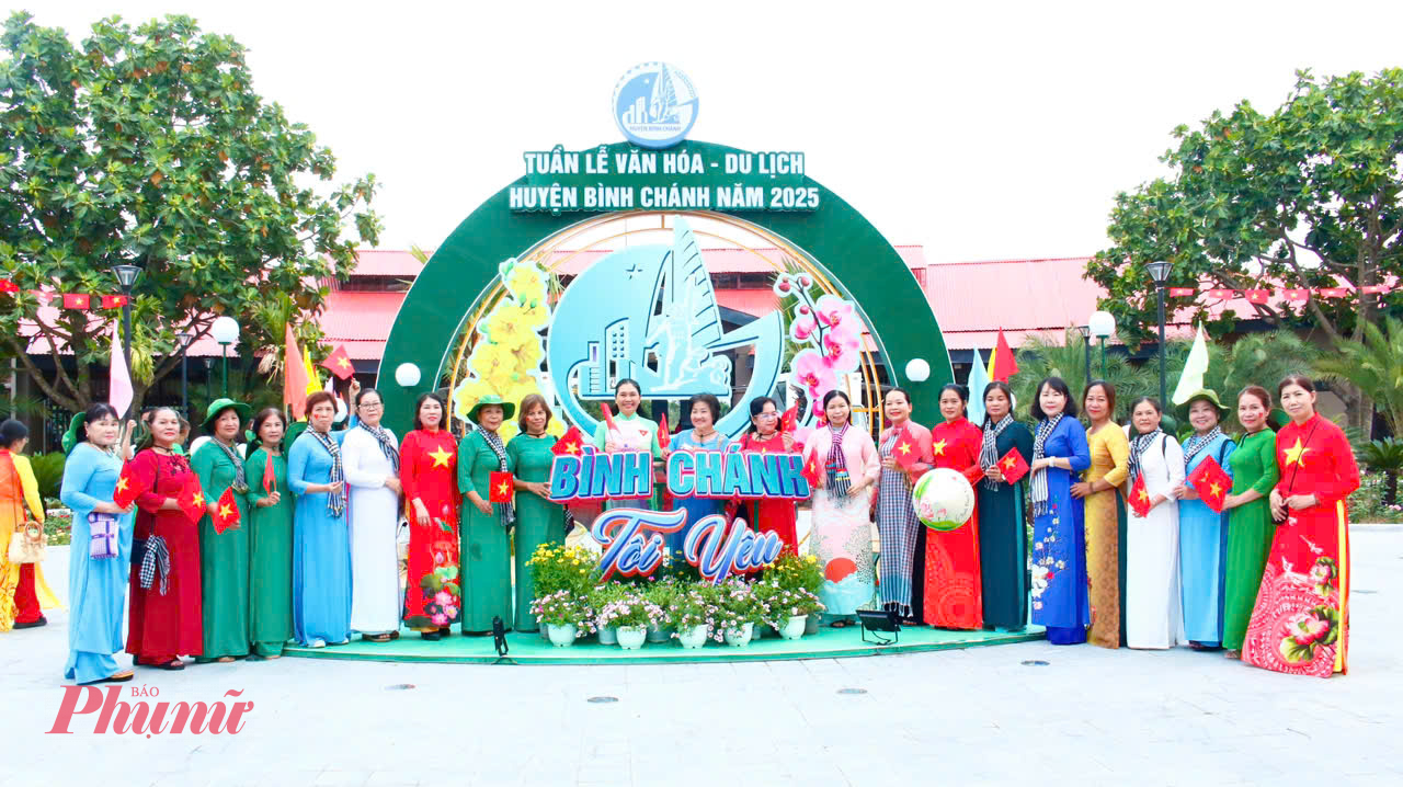 Lãnh đạo Hội LHPN huyện Bình Chánh cùng cán bộ, hội viên phụ nữ chpj ảnh lưu niệm sau khi diễu hành