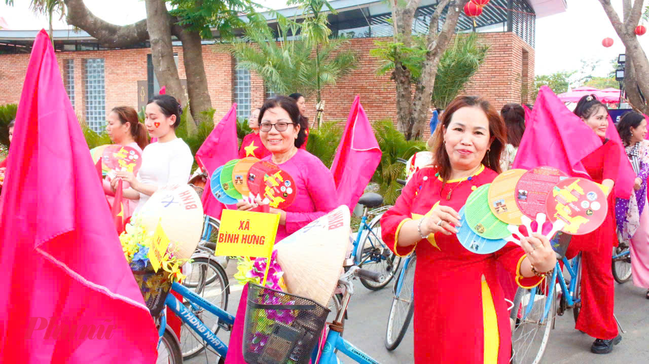 Đông đảo hội viên phụ nữ phấn khởi tham gia diễu hành