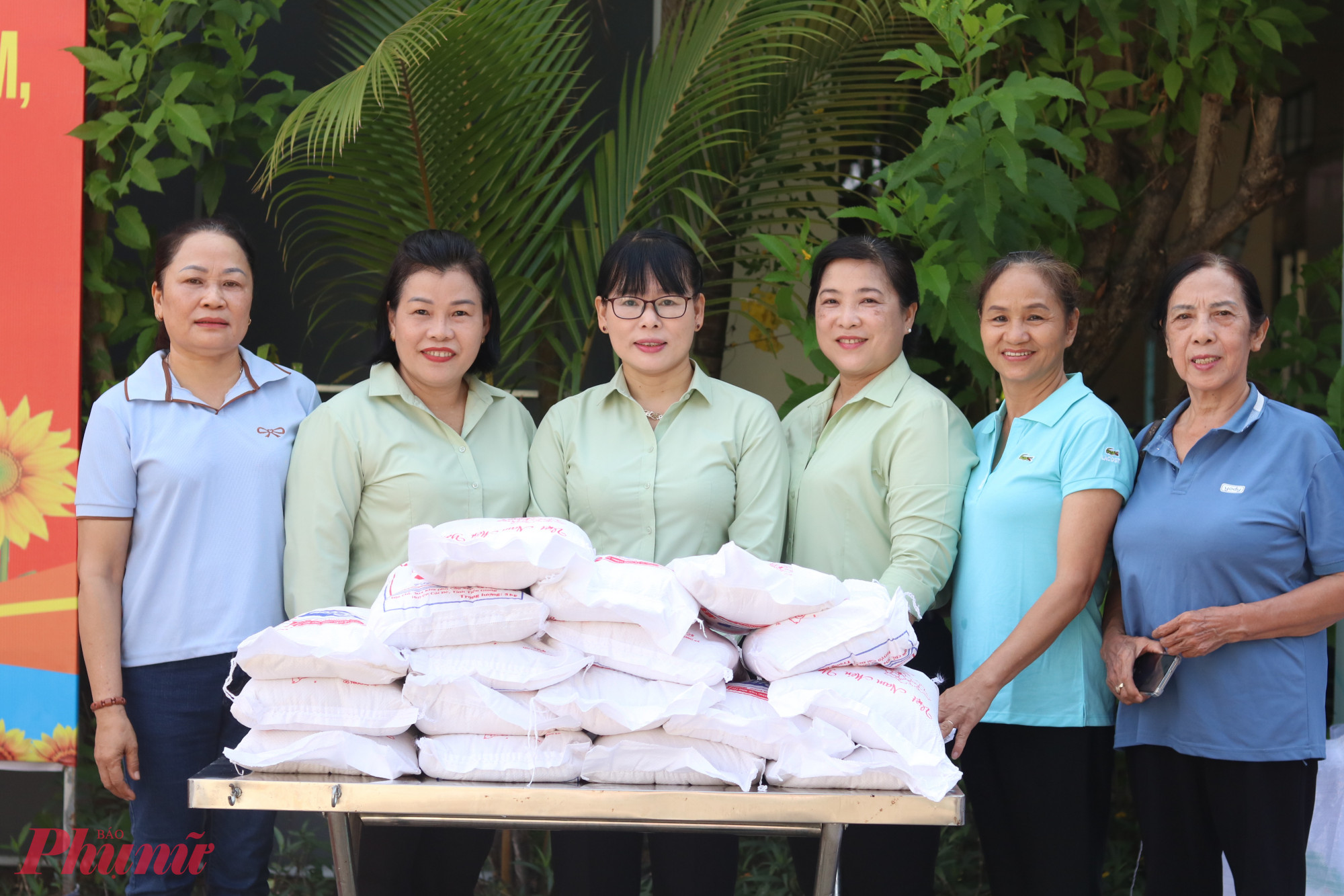 Những túi gạo nghĩa tình được Hội LHPN phường Bình Trị Đông A chuẩn bị tặng người dân có hoàn cảnh khó khăn. 