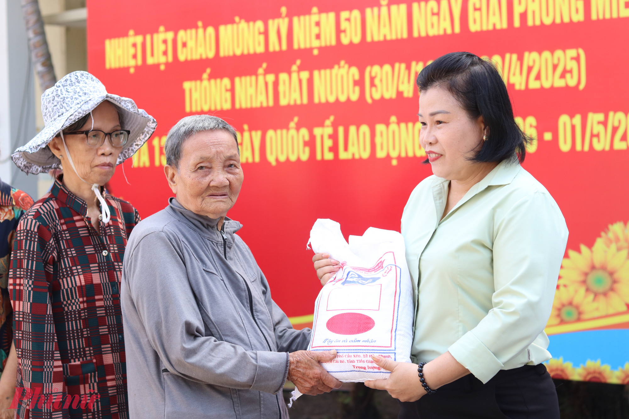 Bà Phạm Thị Hoa – Chủ tịch Hội LHPN phường Bình Trị Đông A, quận Bình Tân -  hỏi thăm sức khoẻ, động viên các chị em tới nhận gạo vào sáng 29/4.