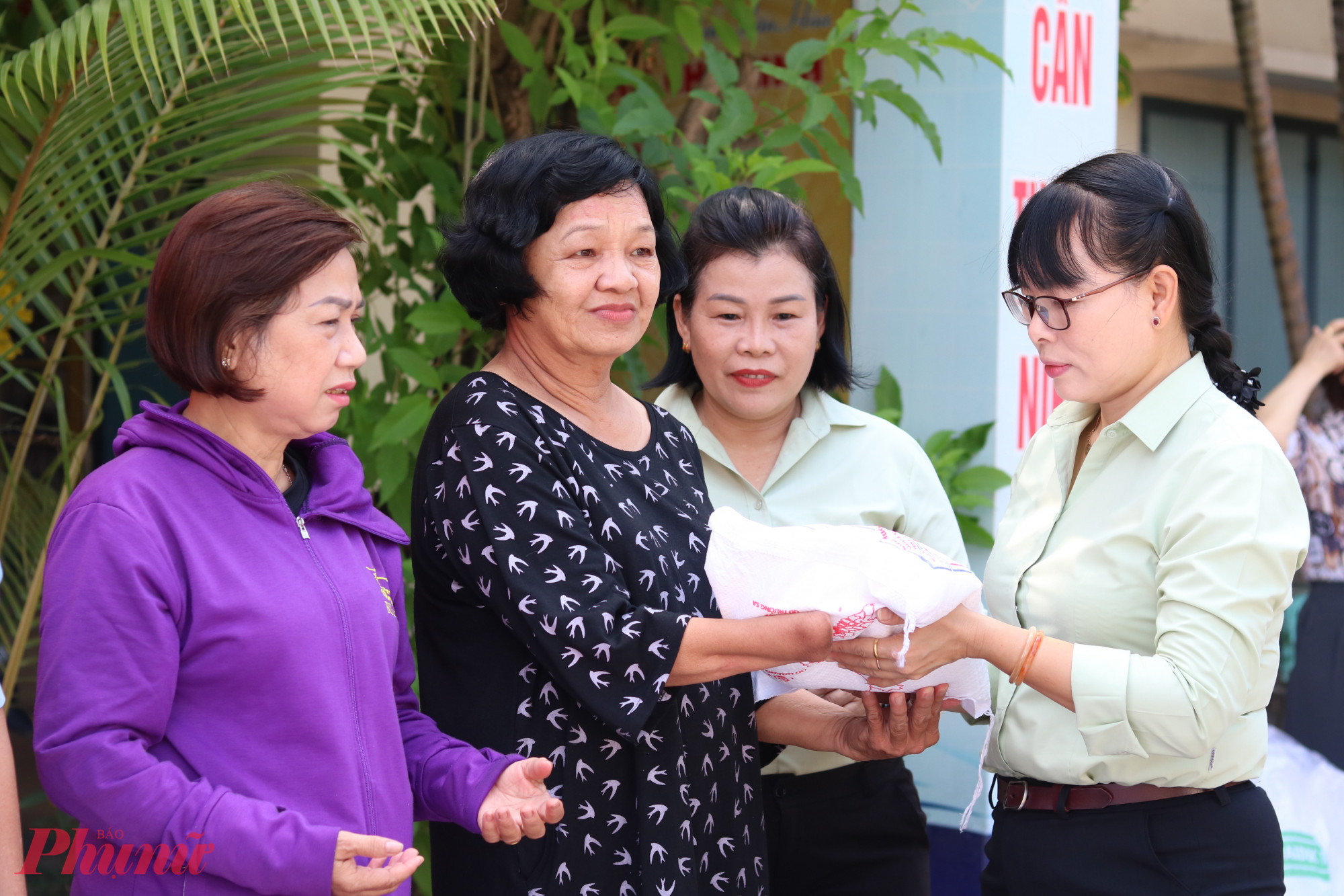Bà Võ Ngọc Tuyết Nga – Phó bí thư thường trực Đảng uỷ phường Bình Trị Đông A, quận Bình Tân – trao cho các chị em. 
