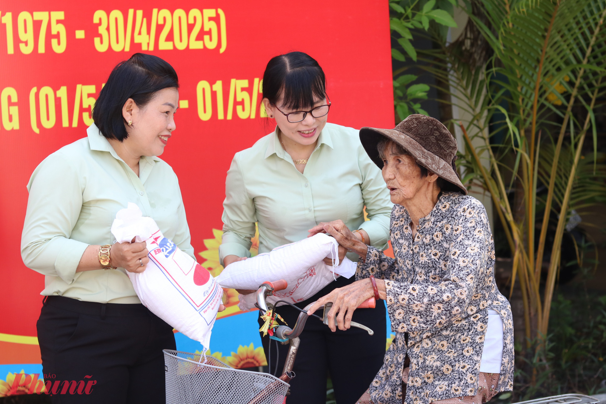 Bà Đặng Thị Dững (ngồi xe đạp) nói luôn cảm thấy có chỗ dựa và vững lòng vì được chính quyền, đoàn thể địa phương quan tâm chăm lo. 