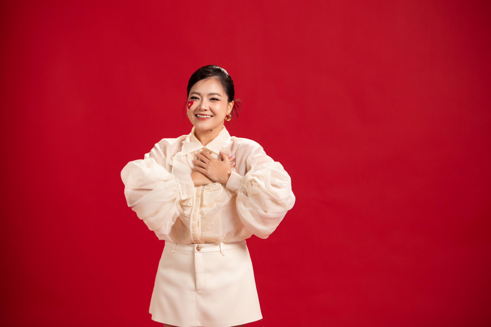 Thanh  Ngọc là một trong 3 nghệ sĩ tham gia MV 