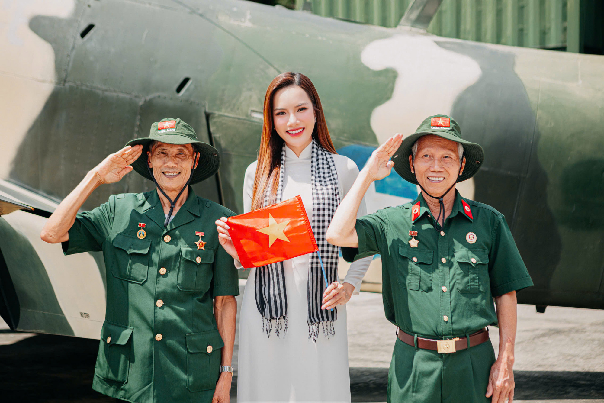Trong khi đó, hoa hậu Lê Hoàng Phương diện áo dài trắng đến Bảo tàng Chứng tích Chiến tranh chụp ảnh. Người đẹp thấy hạnh phúc khi được sinh ra trong thời bình, ghi nhớ công ơn của cha ông tiếp tục phấn đấu, làm việc, góp phần xây dựng quê hương đất nước.