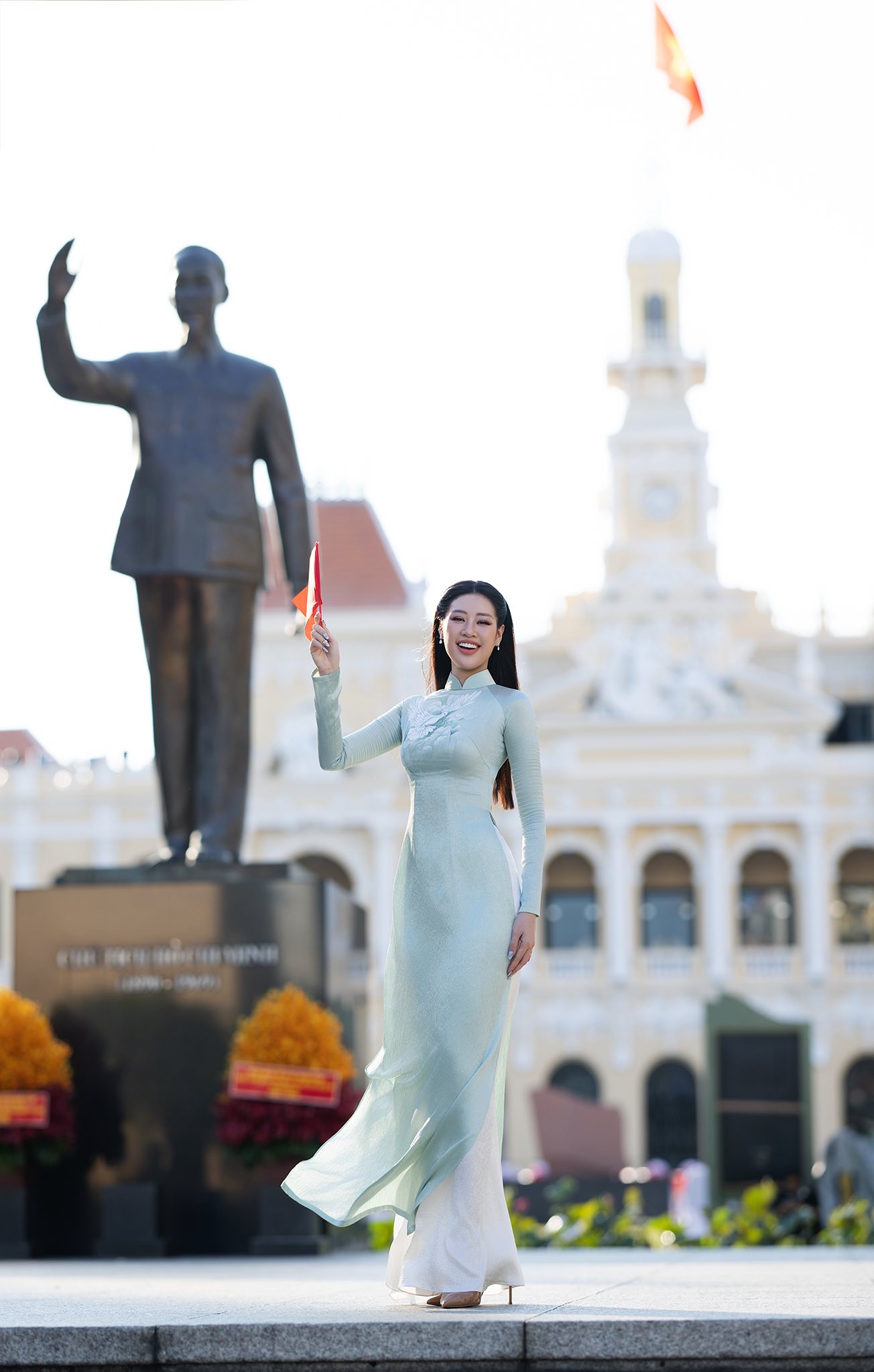 Trong loạt ảnh khác, Khánh Vân giới thiệu không gian ở phố đi bộ Nguyễn Huệ và trước trụ sở Uỷ ban Nhân dân TPHCM. 