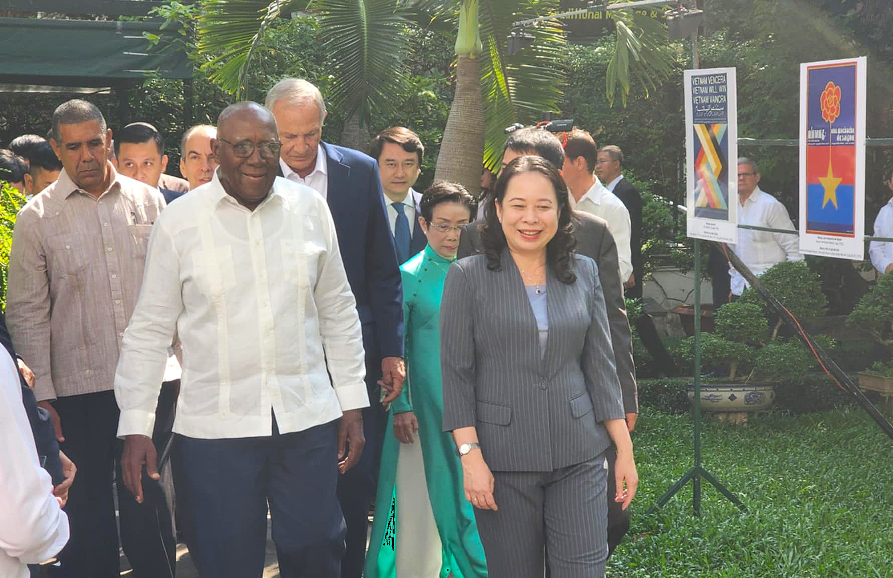 Phó Chủ tịch nước Nguyễn Thị Ánh Xuân đón tiếp Phó Chủ tịch nước Cộng hòa Cuba Salvador Valdes Mesa đến tham dự triễn lãm
