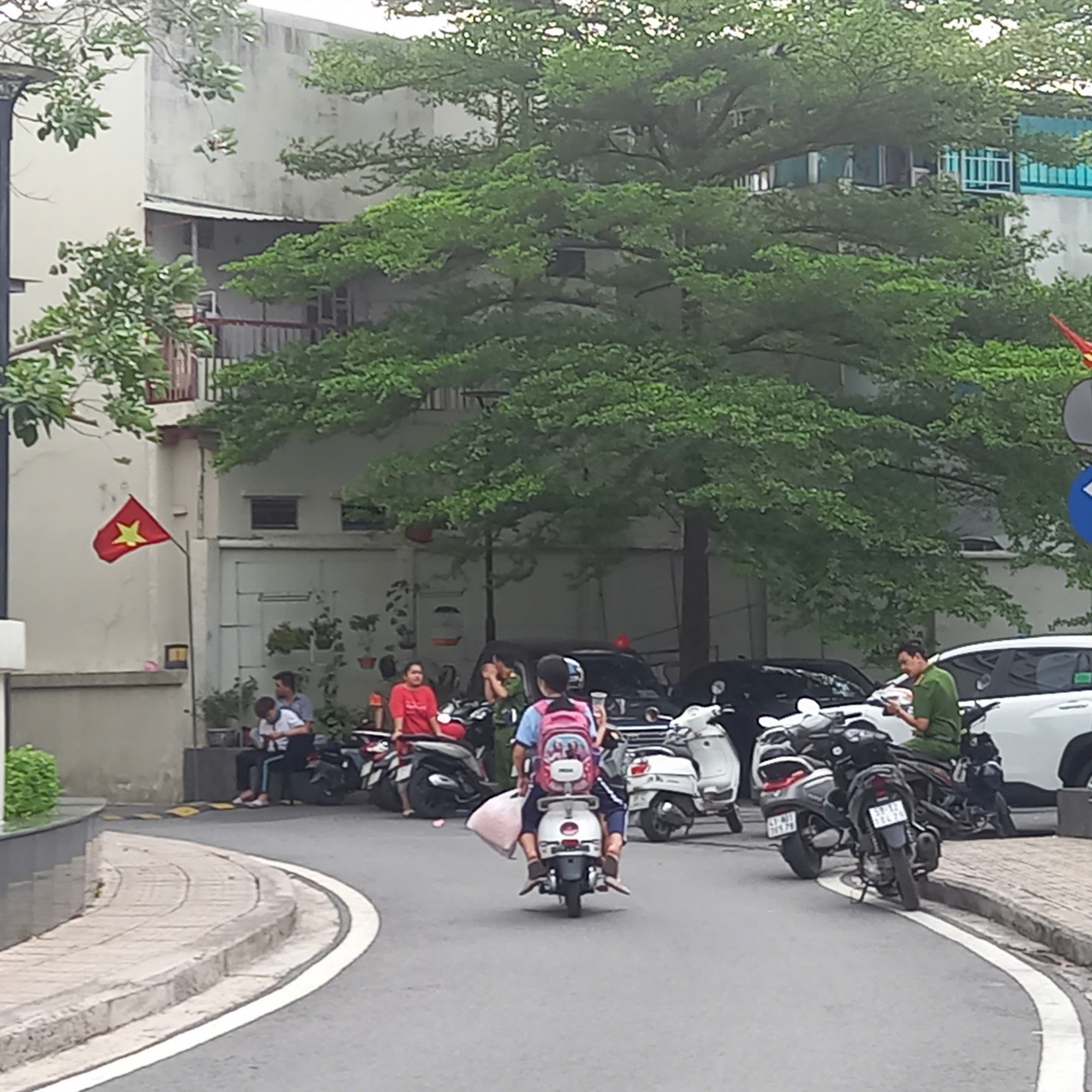Công an có mặt tại hiện trường. Ảnh: Trình Huy.