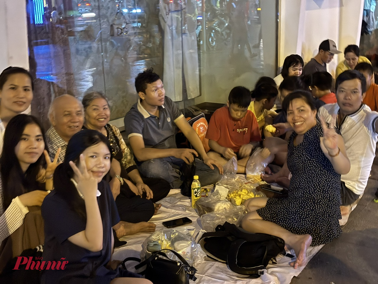 Vợ chồng ông Thắng bên đại gia đình thức trọn đêm chờ dự ngày hội non sông