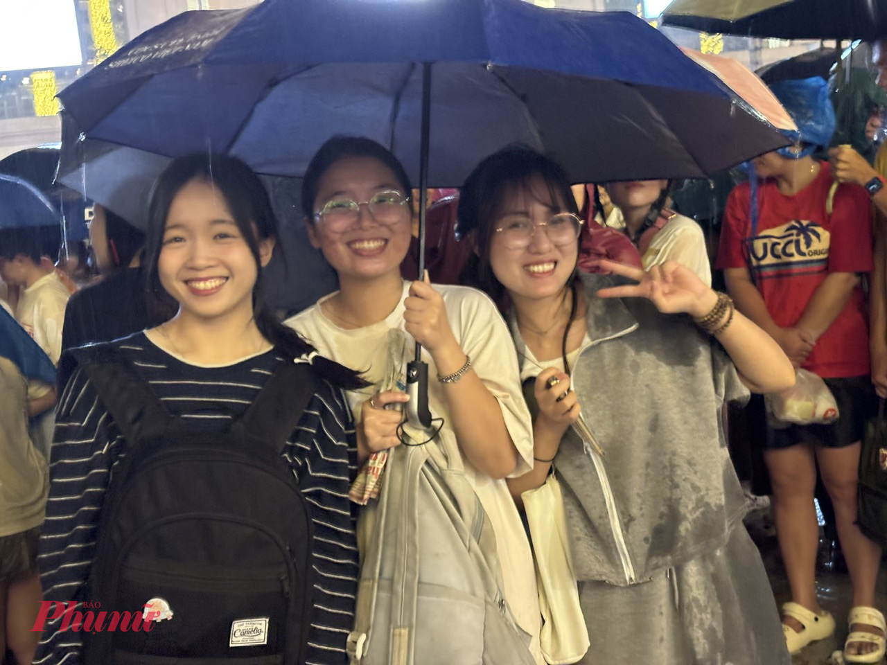 Nhóm bạn trẻ Ngọc Hân- Hiếu Hạnh- Mai Vy đi xem diễu binh, diễu hành để sau này kể cho con cháu nghe về niềm tự hào dân tộc
