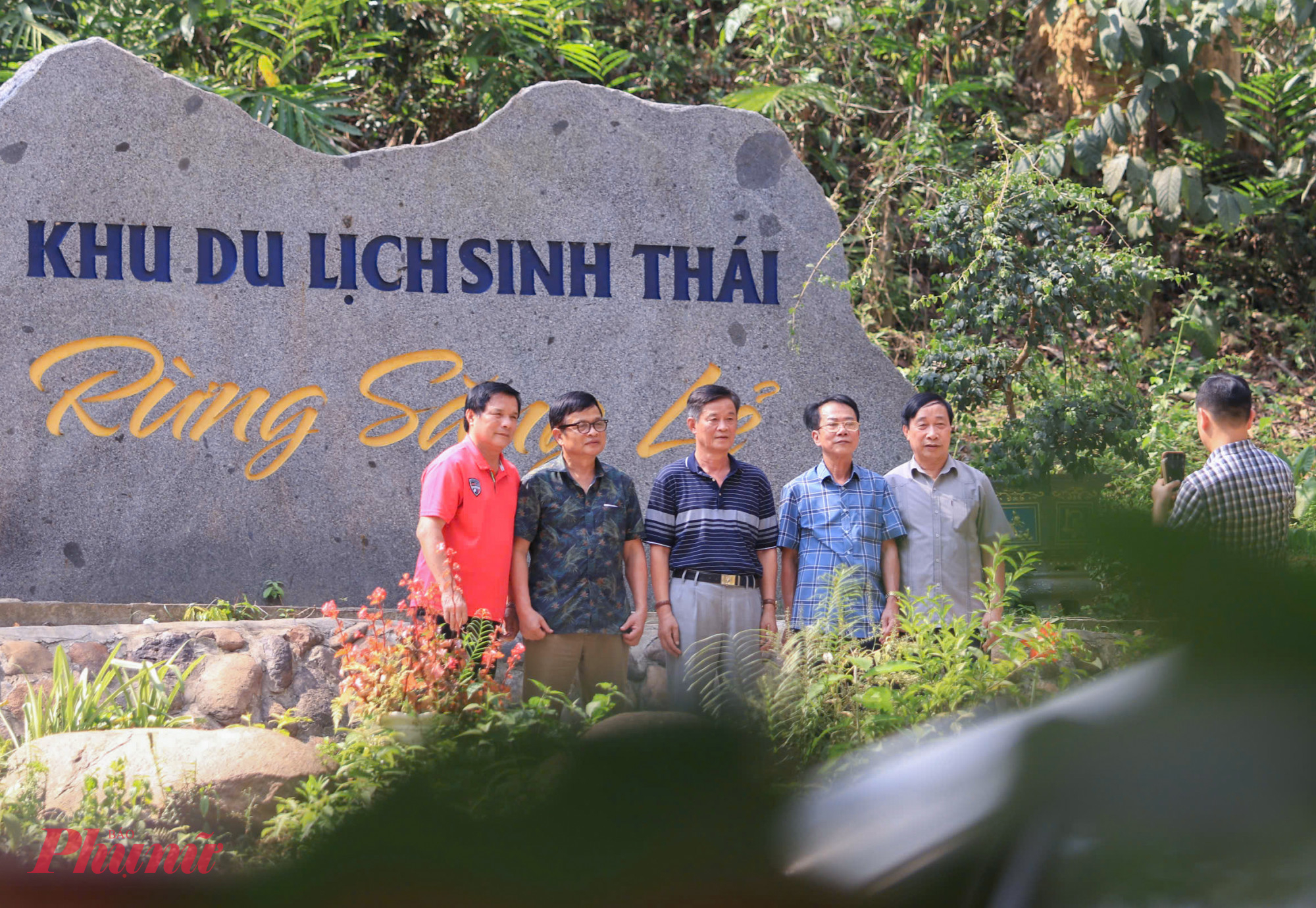 Du khách check-in dưới tán cây săng lẻ.