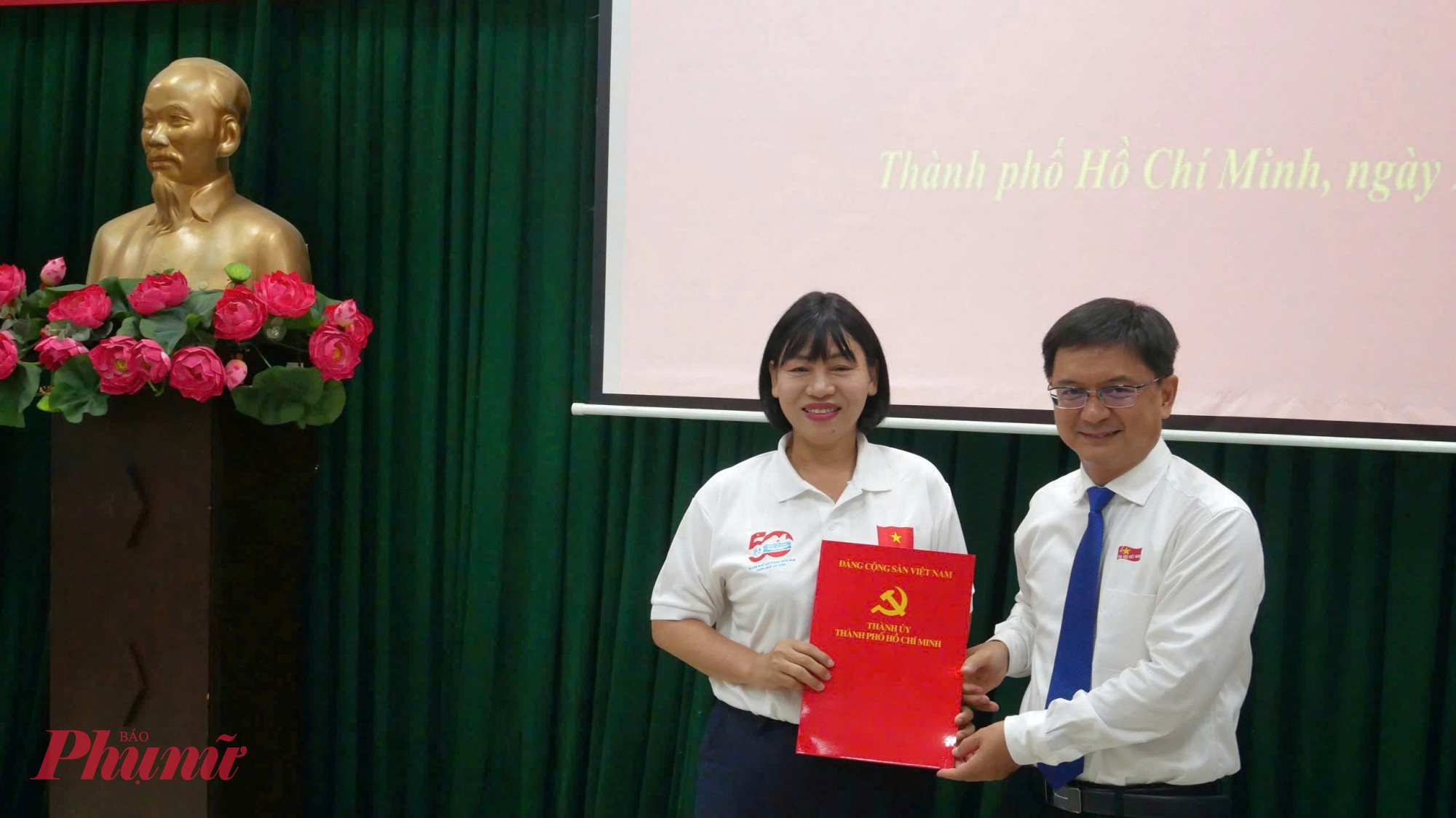 Trưởng ban Tuyên giáo và Dân vận Thành ủy TPHCM Nguyễn Mạnh Cường trao quyết định nghỉ hưu trước tuổi cho bà Trần Thị Phương Hoa