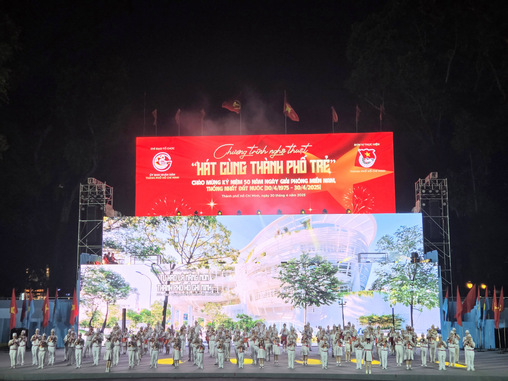 Đội nghi lễ Nhà Thiếu nhi TPHCM mang đến tiết mục biểu diễn trống kèn Tự hào là măng non TPHCM.