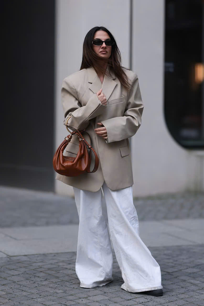 Quần vải linen mang đến cảm giác nhẹ nhàng, thoải mái, rất phù hợp khi kết hợp cùng áo blazer phom rộng tạo nên vẻ ngoài thanh lịch mà không gò bó. Sự tương phản giữa chất liệu mềm mại của linen và phom dáng đứng đắn của blazer tạo điểm nhấn cá tính. Bộ trang phục này vừa hợp đi làm, vừa thích hợp dạo phố. Khi phối cùng túi xách tay, tổng thể thêm phần chỉn chu và thời thượng. Đây là lựa chọn lý tưởng cho phong cách tối giản nhưng đầy tinh tế.