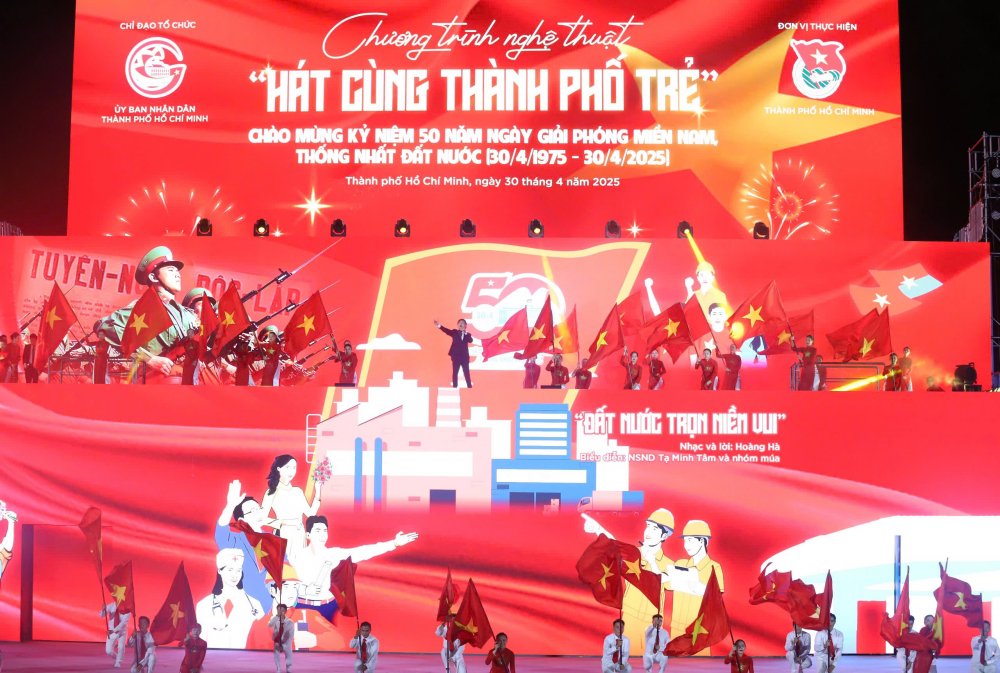 NSND Tạ Minh Tâm mở đầu chương trình nghệ thuật Hát cùng Thành phố trẻ với ca khúc Đất nước trọn niềm vui - Ảnh: Tùng Nguyễn