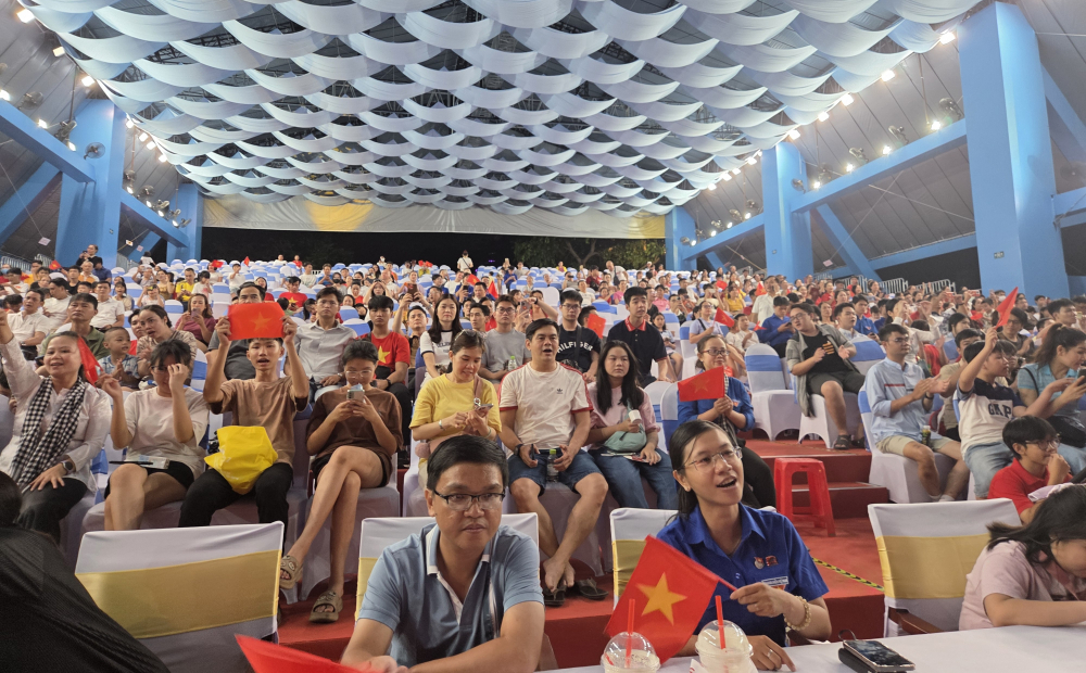 Đông đảo người dân và du khách đến thưởng thức chương trình nghệ thuật Hát cùng Thành phố trẻ.