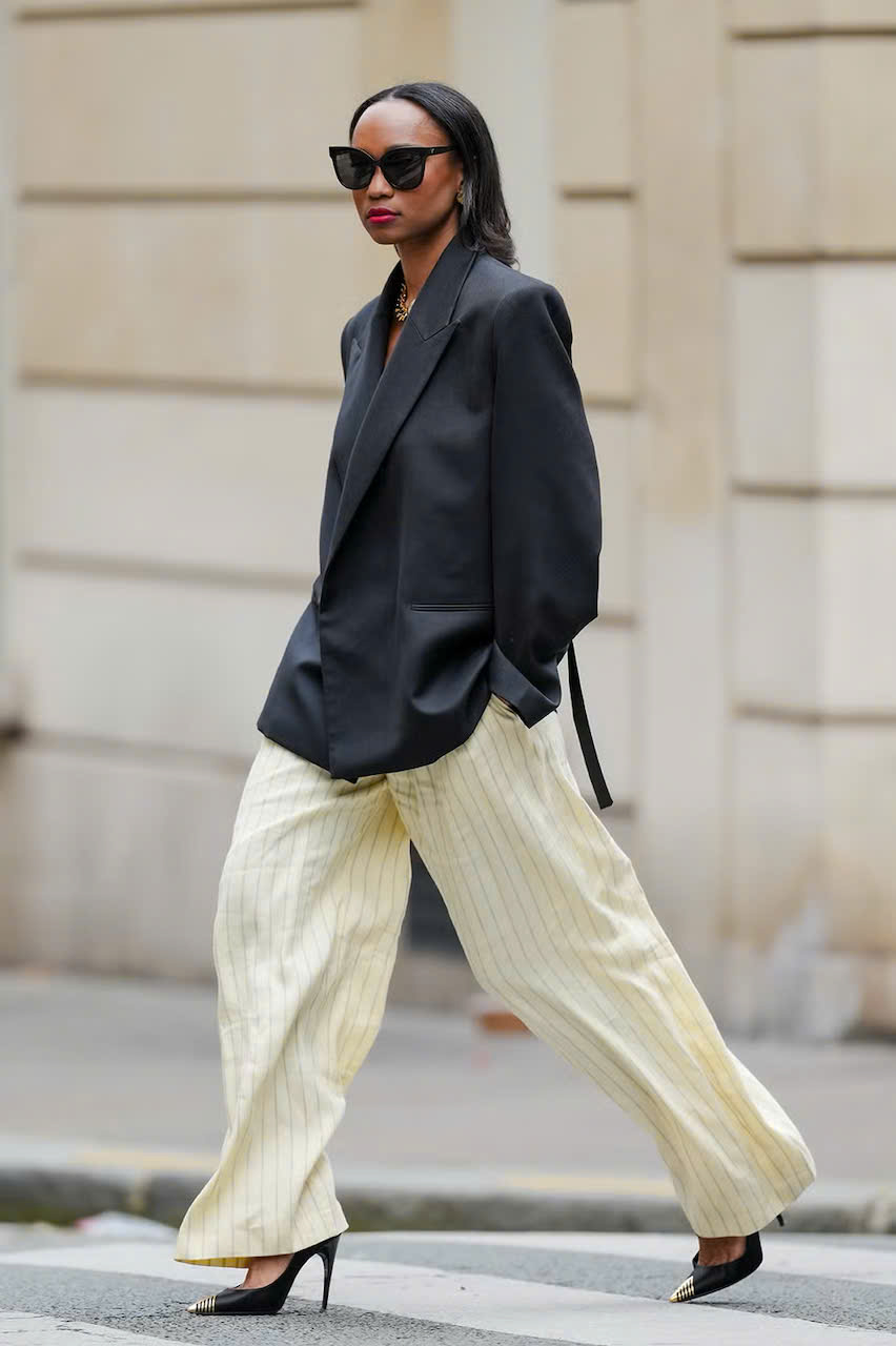 Quần vải linen phối cùng áo blazer đen tạo nên tổng thể thanh lịch, hiện đại với chút cá tính. Blazer đen mang nét mạnh mẽ, khi kết hợp với linen sẽ cân bằng giữa sự cứng cáp và mềm mại. Kính mắt mèo tăng thêm phần thời thượng, mang phong cách retro đầy cuốn hút. Đi cùng giày cao gót, outfit trở nên sang trọng và tôn dáng, phù hợp cho các buổi gặp mặt, sự kiện hay môi trường công sở sáng tạo. 