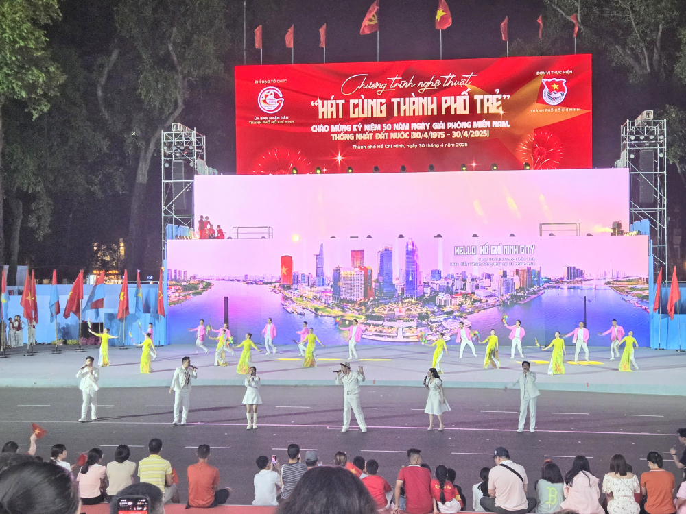 Nhóm Sóng thời đại thể hiện những ca khúc trẻ trung về TPHCM.