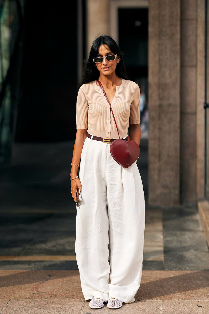 Quần vải linen kết hợp áo cardigan tay ngắn tạo nên vẻ ngoài nhẹ nhàng, cổ điển pha chút nữ tính. Cardigan dáng ngắn giúp cân đối tỉ lệ cơ thể, đặc biệt khi phối thêm thắt lưng sẽ tạo điểm nhấn ở eo, giúp tổng thể gọn gàng và thanh thoát hơn. Linen giữ cho outfit luôn thoải mái, trong khi chi tiết thắt lưng tăng thêm sự chỉn chu và phong cách. Set đồ phù hợp cho những buổi gặp mặt nhẹ nhàng hay dạo phố cuối tuần. Vẻ đẹp tối giản nhưng vẫn cuốn hút và tinh tế.