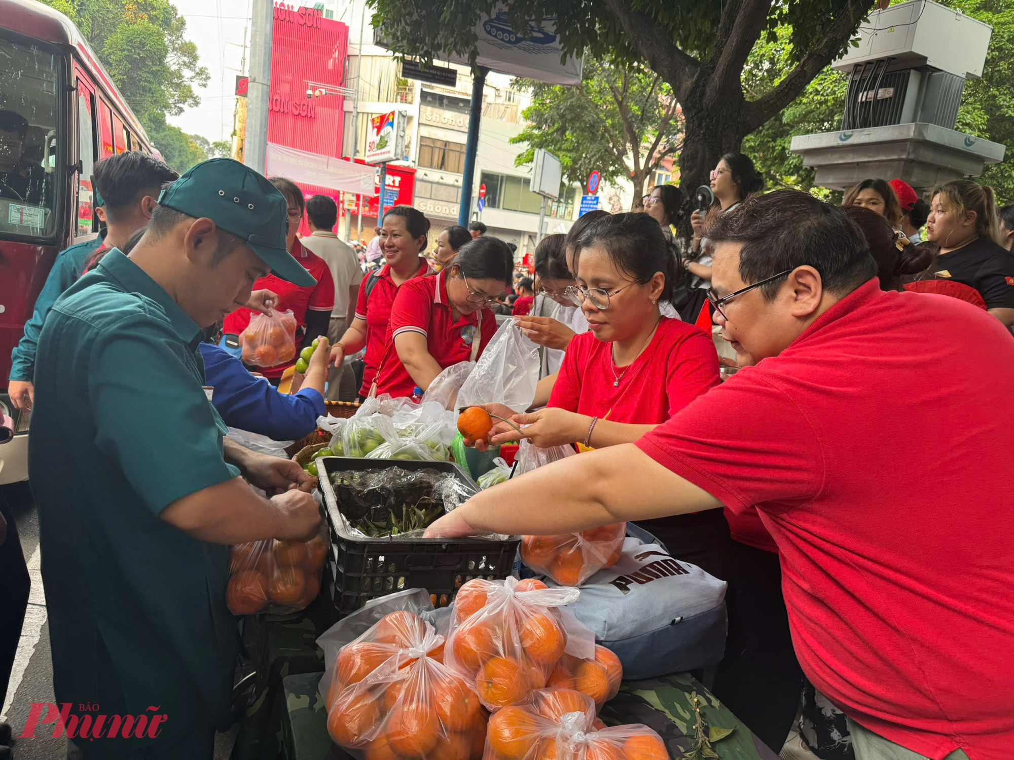 Sau đó, nhiều người chia từng quả quýt, táo, cam vào các túi nilon, rồi phân thành từng bịch nhỏ để phát cho các xe chở chiến sĩ