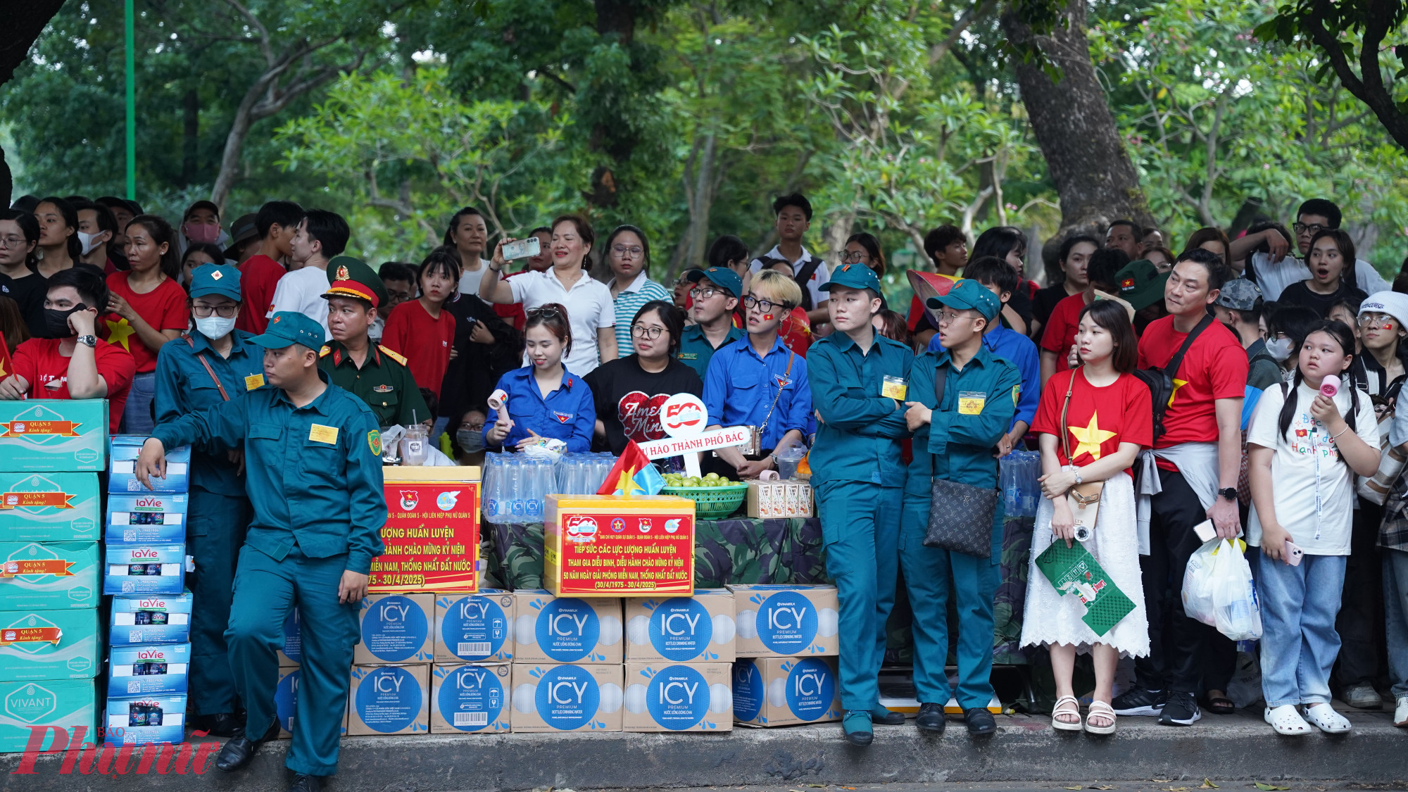 Tờ mờ sáng ngày 30/4, chúng tôi thấy nhiều chiếc xe tải dừng ngay tại công viên Lê Văn Tám (quận 1, TPHCM). Nhiều người nhanh tay bưng từng sọt trái cây, các thùng nước suối và sữa rồi xếp gọn một góc công viên