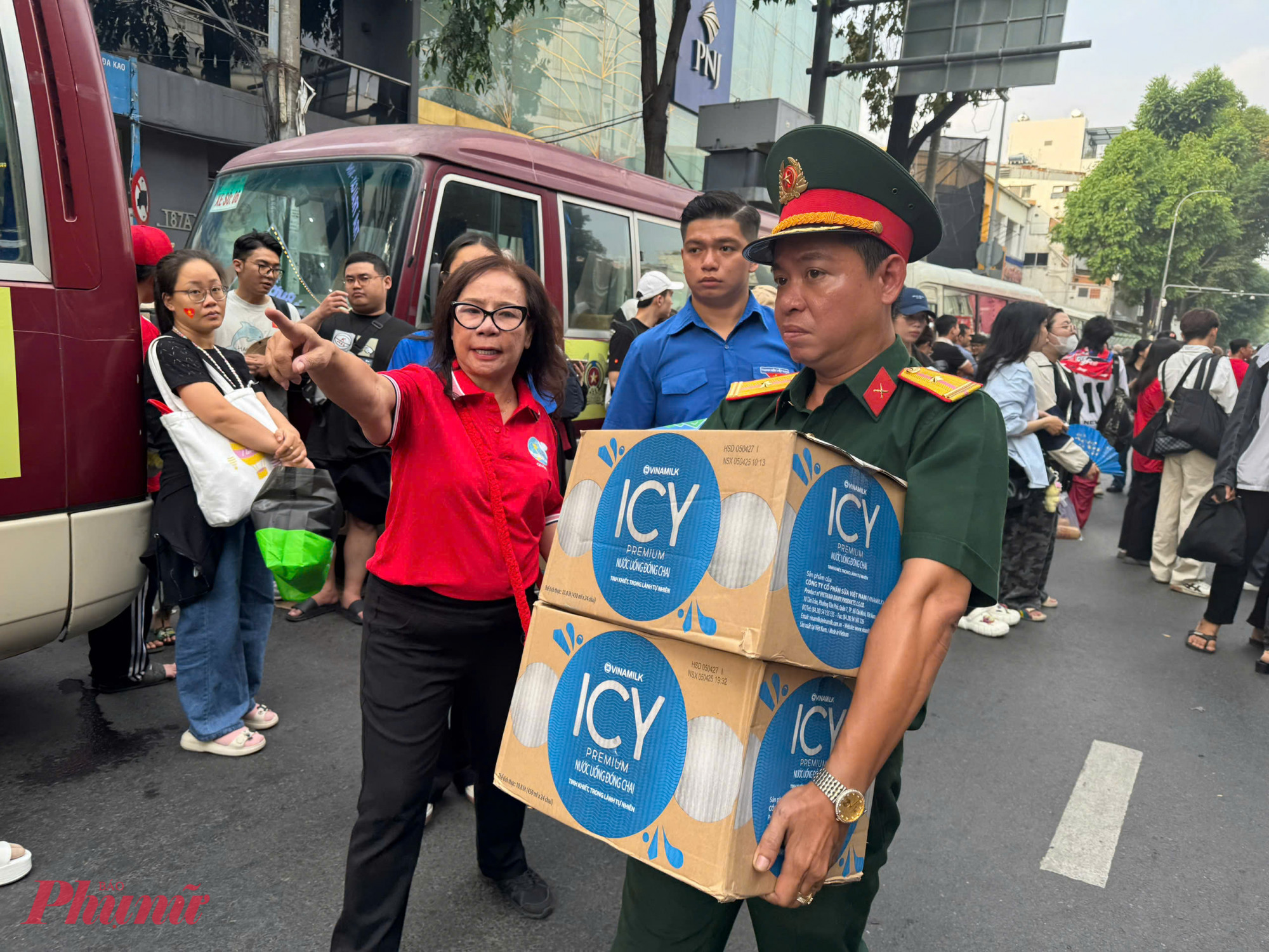 Ngay cả những chiến sĩ phụ trách quản lý khu vực này cũng mỗi người một tay giúp đỡ để kịp chuyển nước lên xe trước khi đoàn diễu hành tới