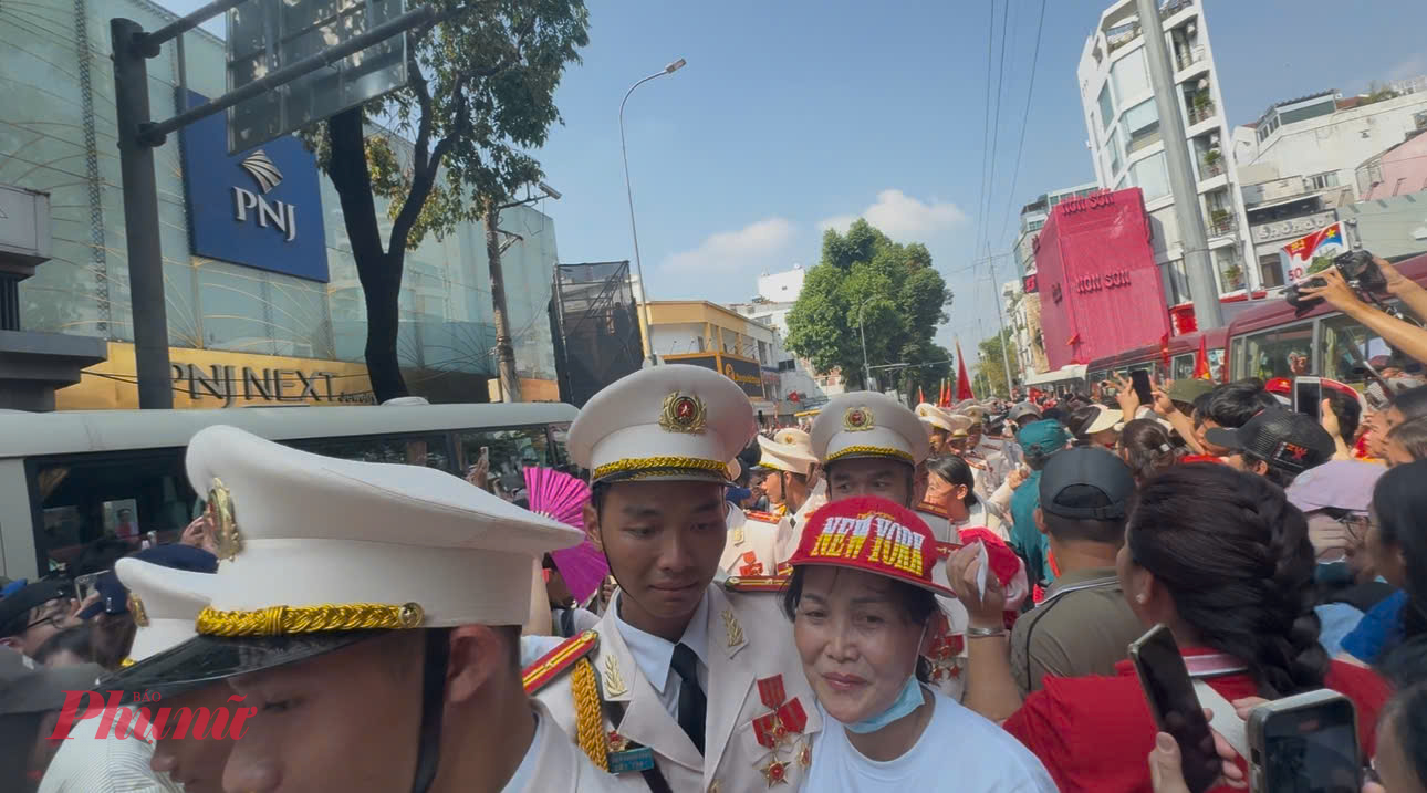 Khi đến điểm dừng chân cuối cùng, nhiều chiến sĩ bỗng nghẹn lòng khi phát hiện ra mẹ và người thân đang chờ họ