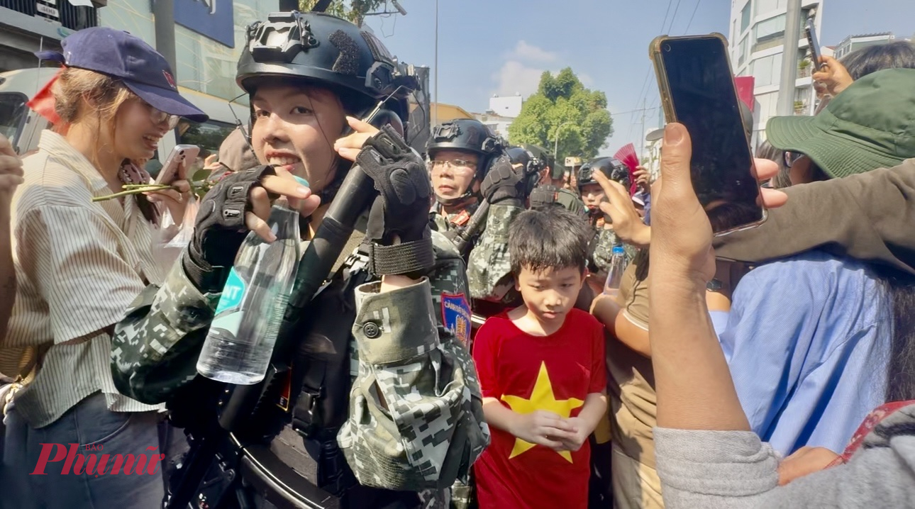 Các chiến sĩ diễu binh đến địa điểm cuối tại công viên Lê Văn Tám đều được trao tặng nước tận tay