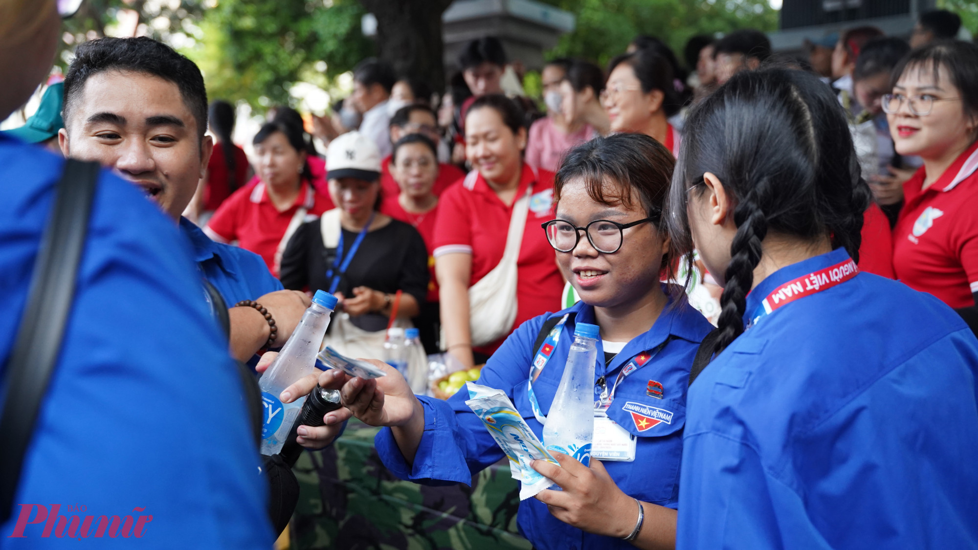 Các tình nguyện viên tại khu vực này cũng tìm đến địa điểm này để xin nước uống