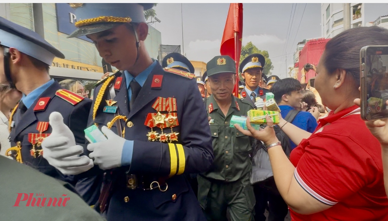 Không chỉ tặng nước, các tình nguyện viên còn được trao tặng sữa, trái cây, bánh...