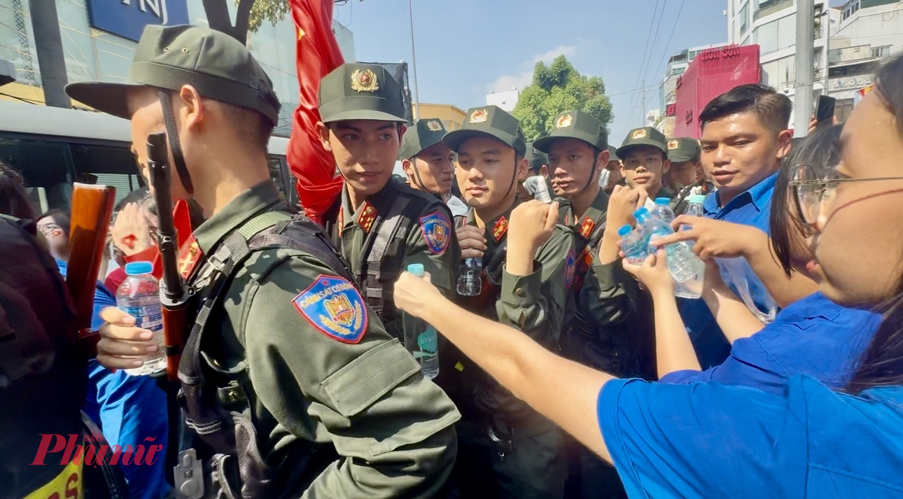 Ngoài nước suối, các chiến sĩ còn được tặng khăn lạnh, sữa, trái cây... 