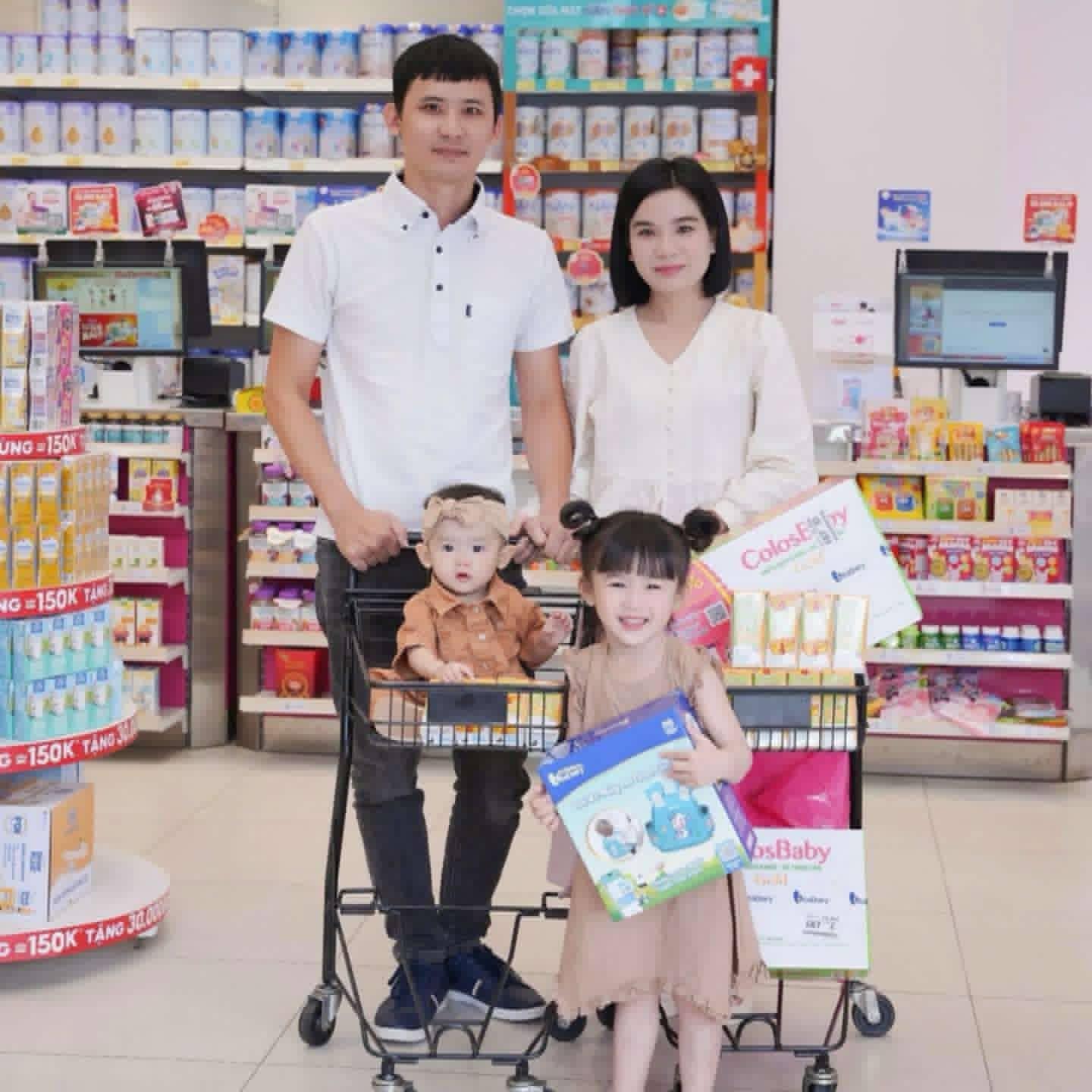 Gia đình anh Nhật cùng đi mua sắm  - Ảnh do nhân vật cung cấp