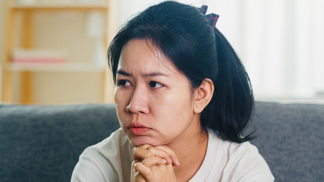 Chị lo lắng khi trong nhà không có khoản tiết kiệm nào phòng chuyện bất trắc. (Hình minh hoạ)